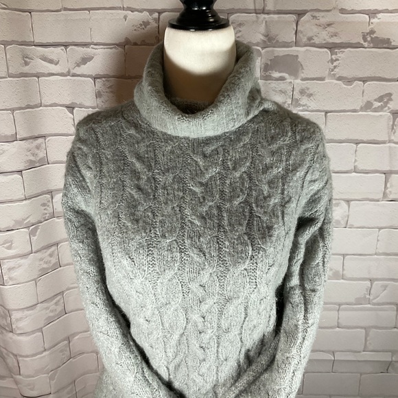 “ROOTS” Grey Cable Knit Sweater. - Picture 3 of 9